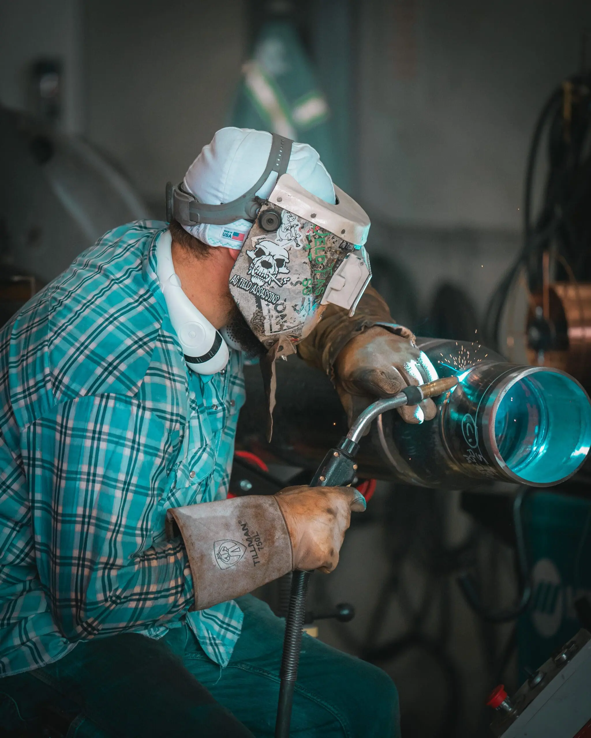 Industrial pipe welder fabricating a prefabricated pipe spool assembly