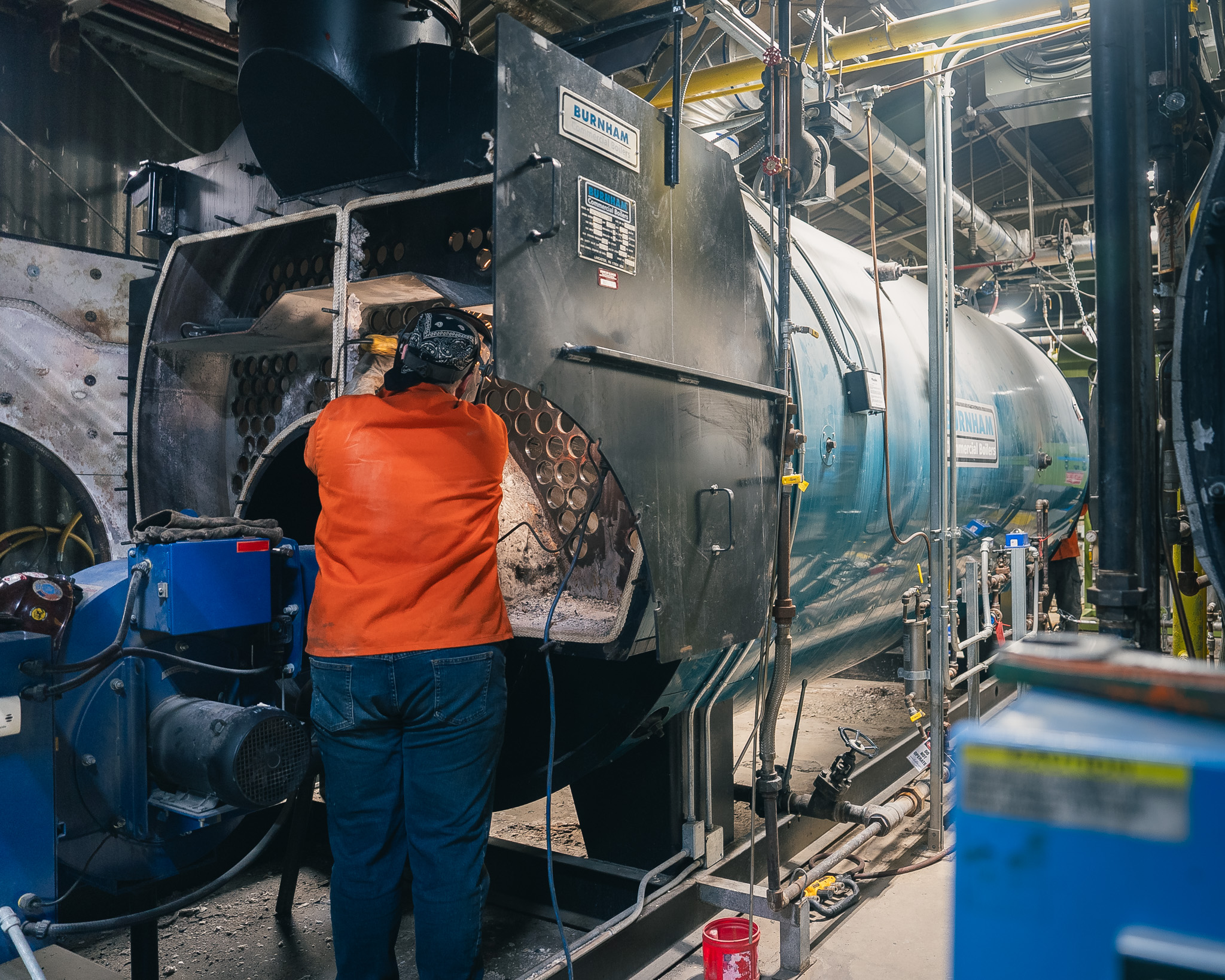 Industrial pressure vessel or boiler equipment with piping connections